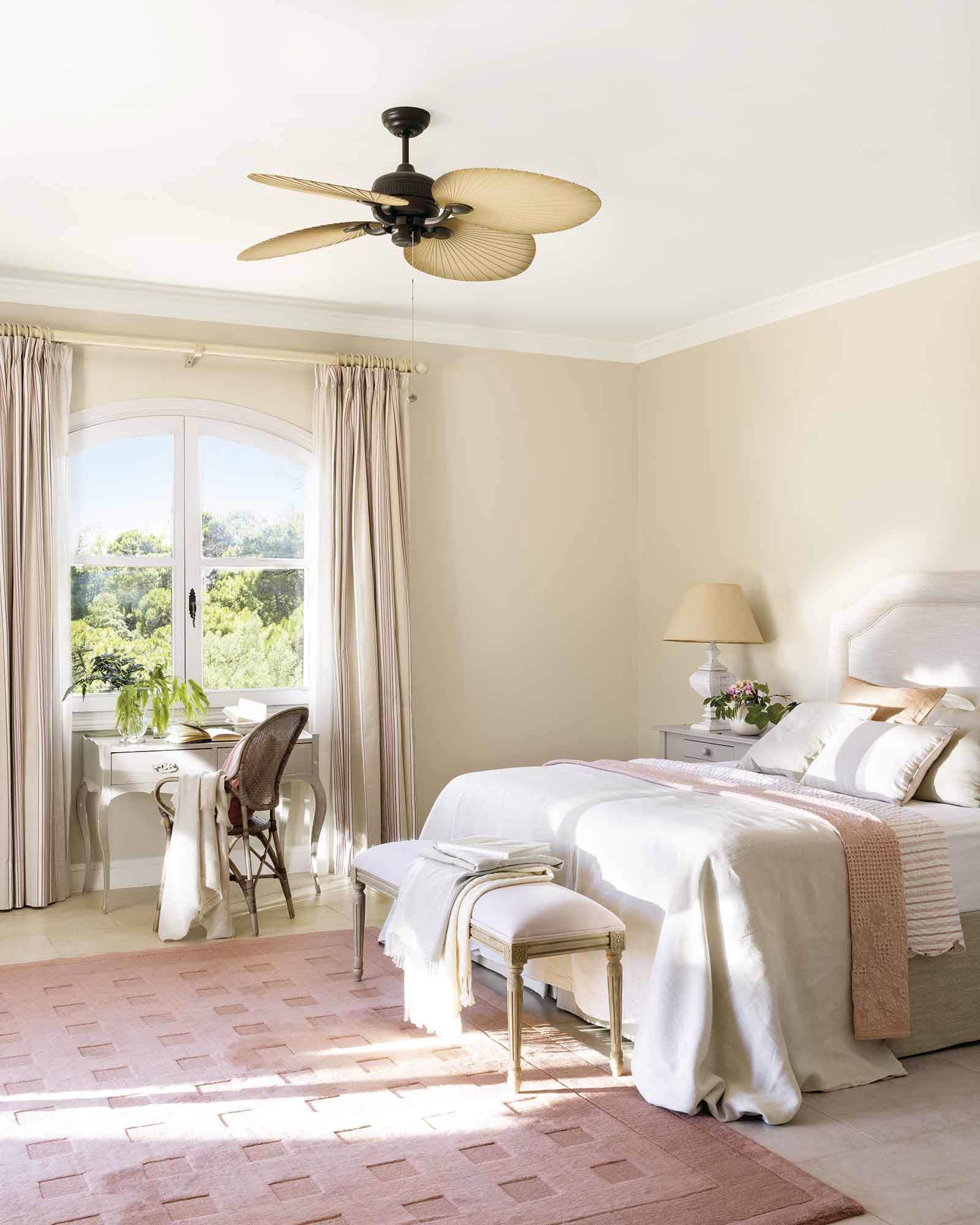 Dormitorio de estilo romántico donde predomina el rosa pastel.
