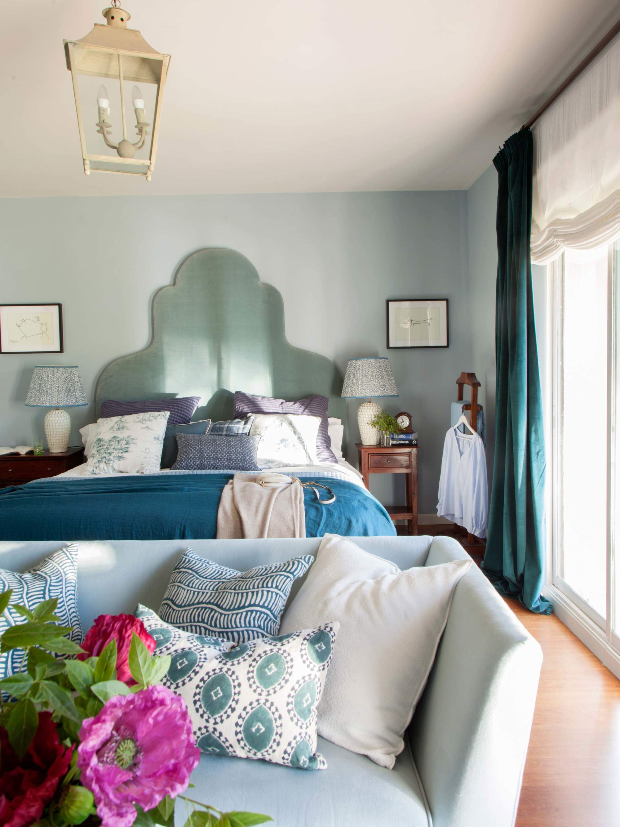 Dormitorio con cabecero en terciopelo verde.