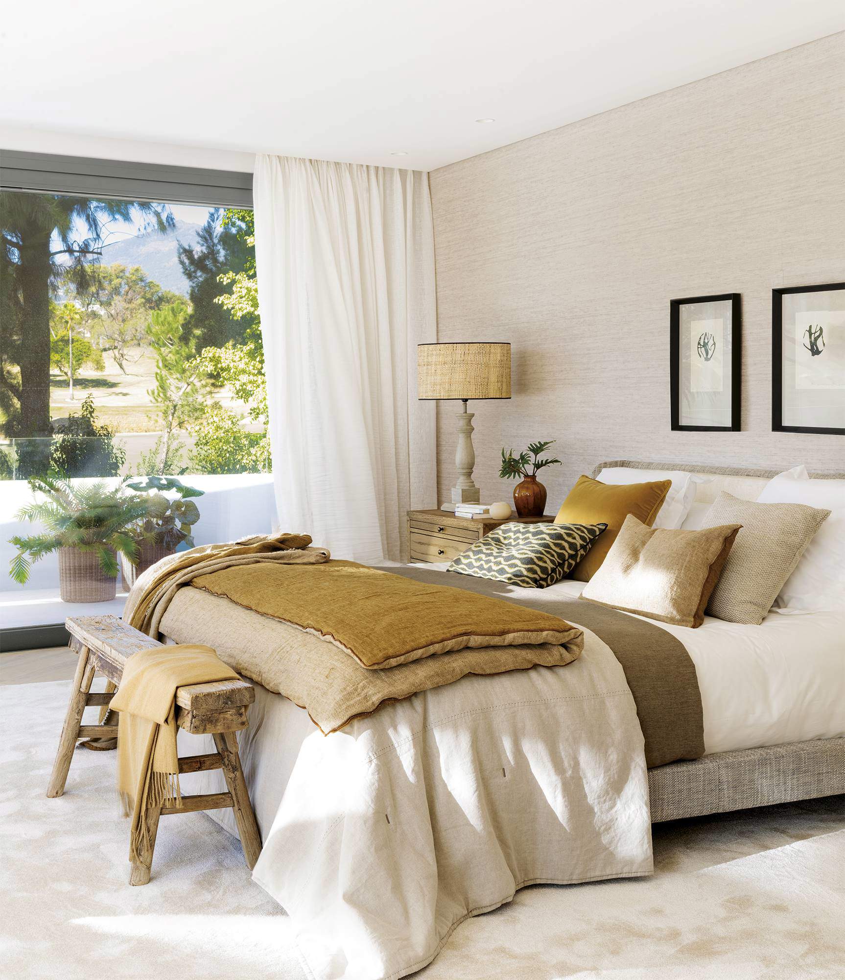 Dormitorio en tonos mostaza y arena, de estilo rústico.