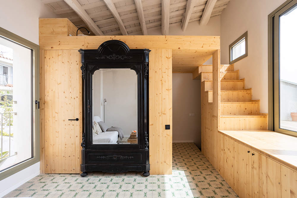 Estructura de la cocina y el dormitorio del apartamento diseñado por el estudio de arquitectura de Barcelona 5LAB