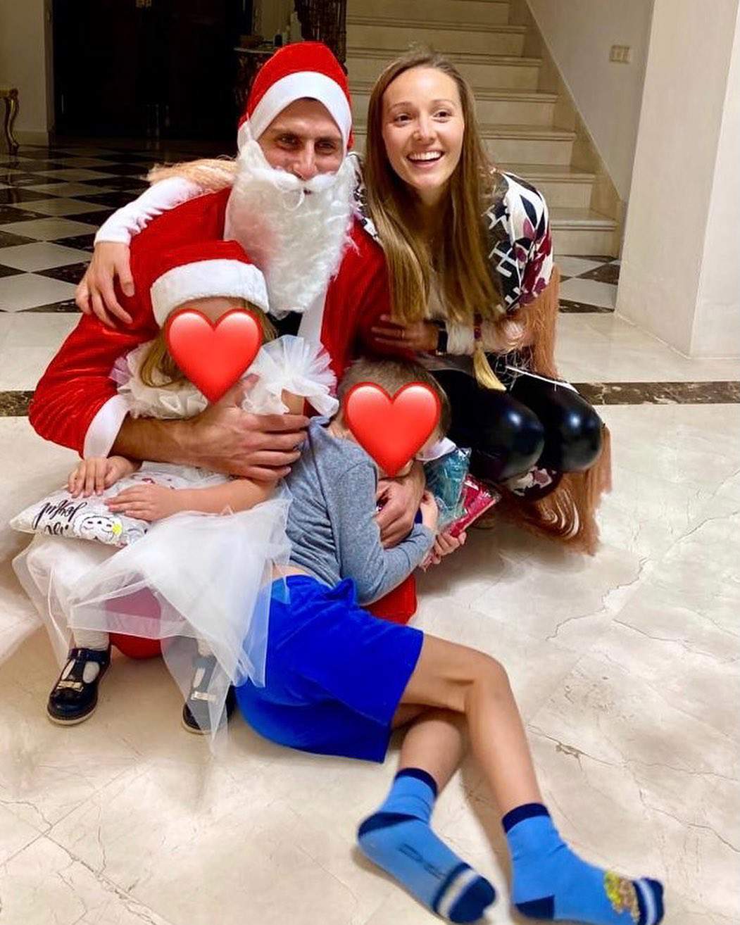 La familia Djokovic en el recibidor en Navidad.