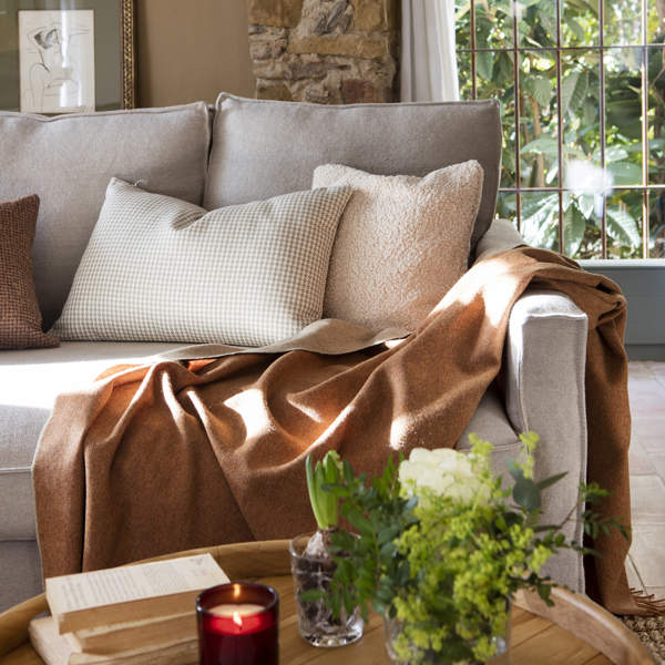 10 mantas cálidas y acogedoras para que tus planes de sofá, peli y manta en casa cuando llegue el frío sean perfectos