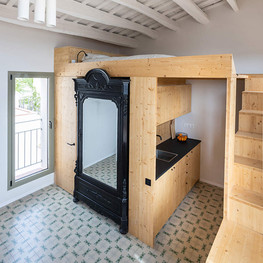 Zona de la cocina y el dormitorio del apartamento diseñado por el estudio de arquitectura de Barcelona 5LAB