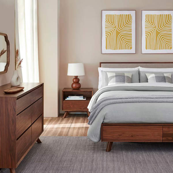 Dormitorio con muebles de madera de nogal