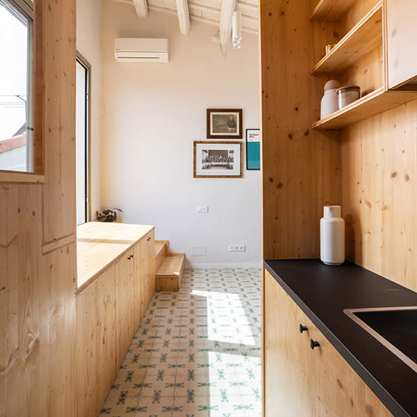 Mini casas de 20 metros que dan envidia: un pisito moderno, súper bien aprovechado, con terraza y mil ideas para copiar a las afueras de Barcelona