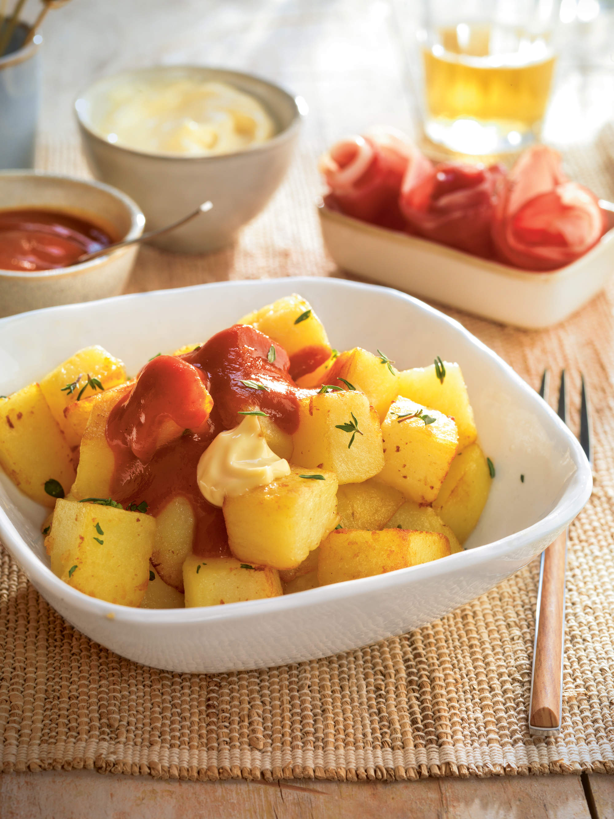 Patatas bravas con salsa alioli.