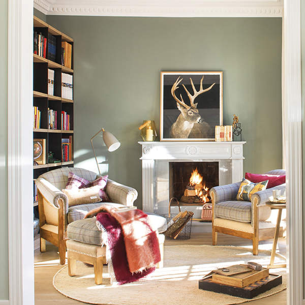 Una casa moderna y elegante, llena de buenas ideas de decoración: tiene toda la personalidad del color verde, una cocina que enamora y una chimenea para ansiar el invierno