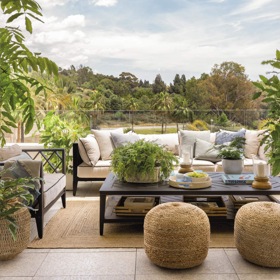 Terraza de estilo clásico rodeada de plantas