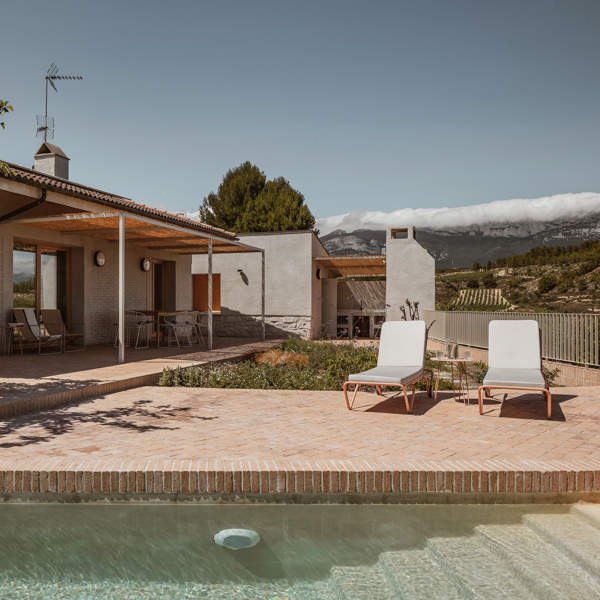 3 casas de Airbnb a 20€ la noche: rústicas, románticas y a buen precio para descansar entre los viñedos de Cataluña, Galicia y el País Vasco