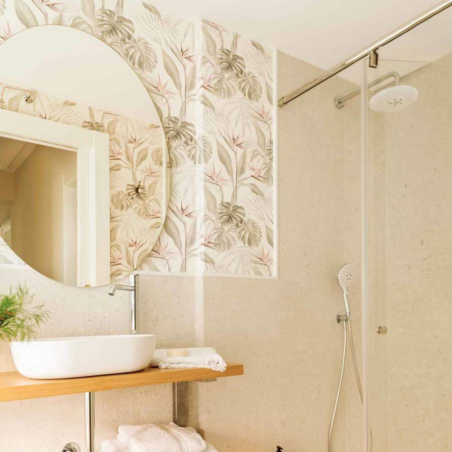 5 claves infalibles para decorar las paredes de un baño pequeño y hacer que parezca más grande.