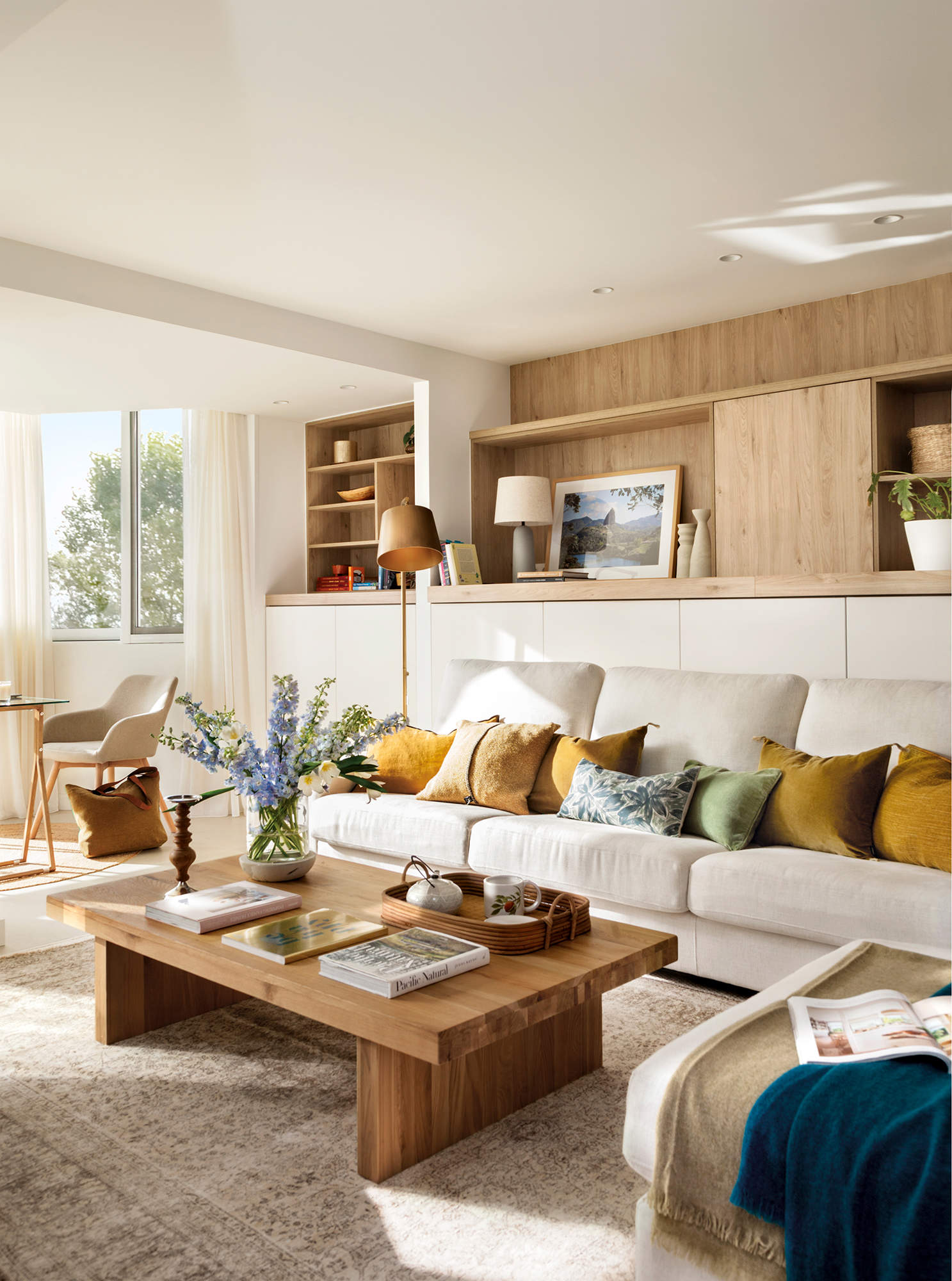 Salón con mesa y mueble de madera. 