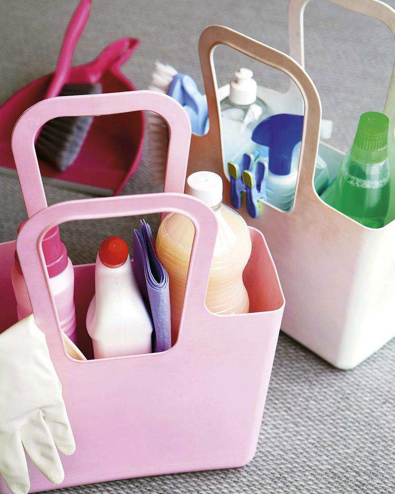 Organiza los productos de limpieza