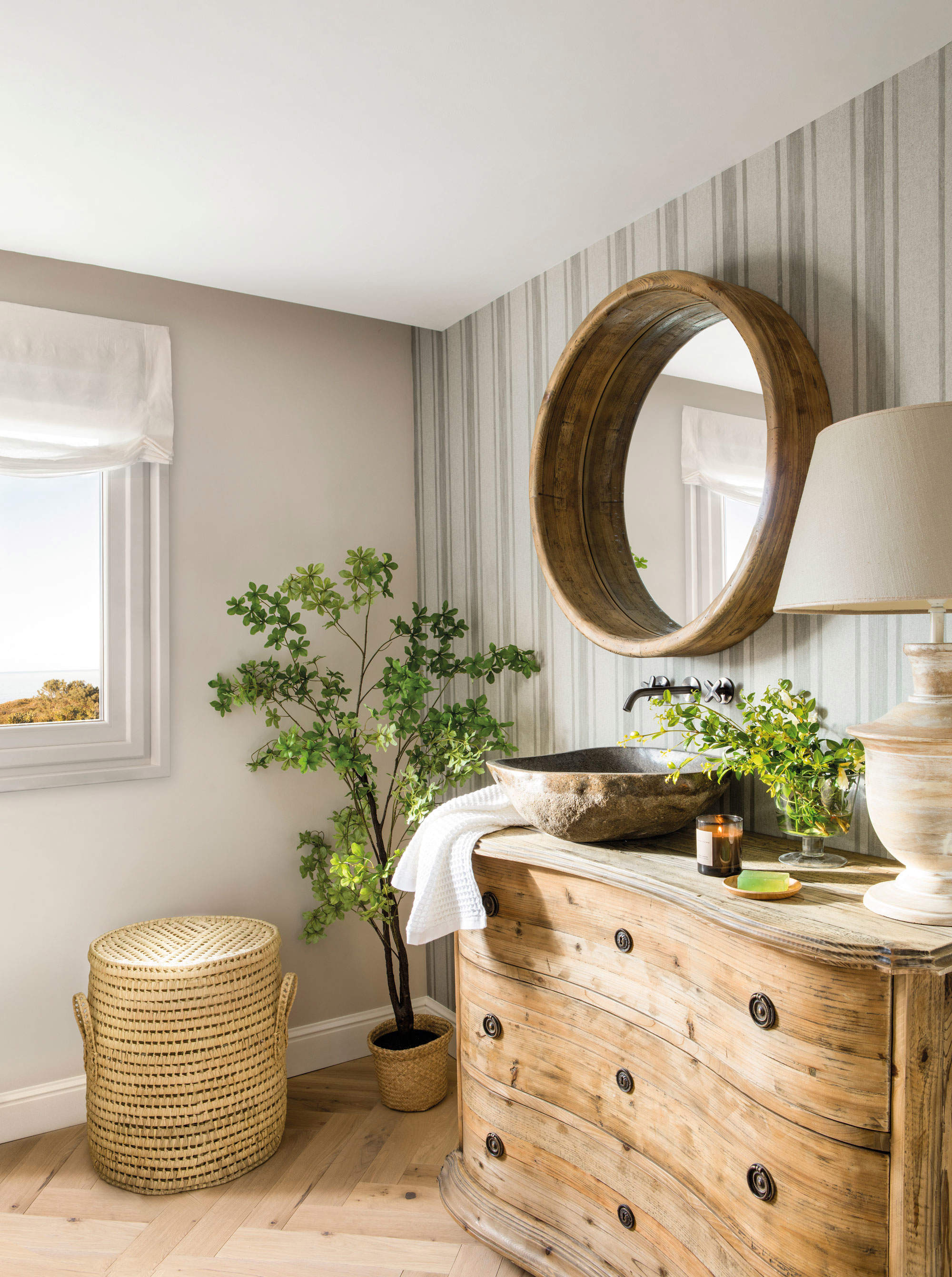 bano-de-estilo-rustico-con-mueble-de-madera-y-espejo-redondo-00557270