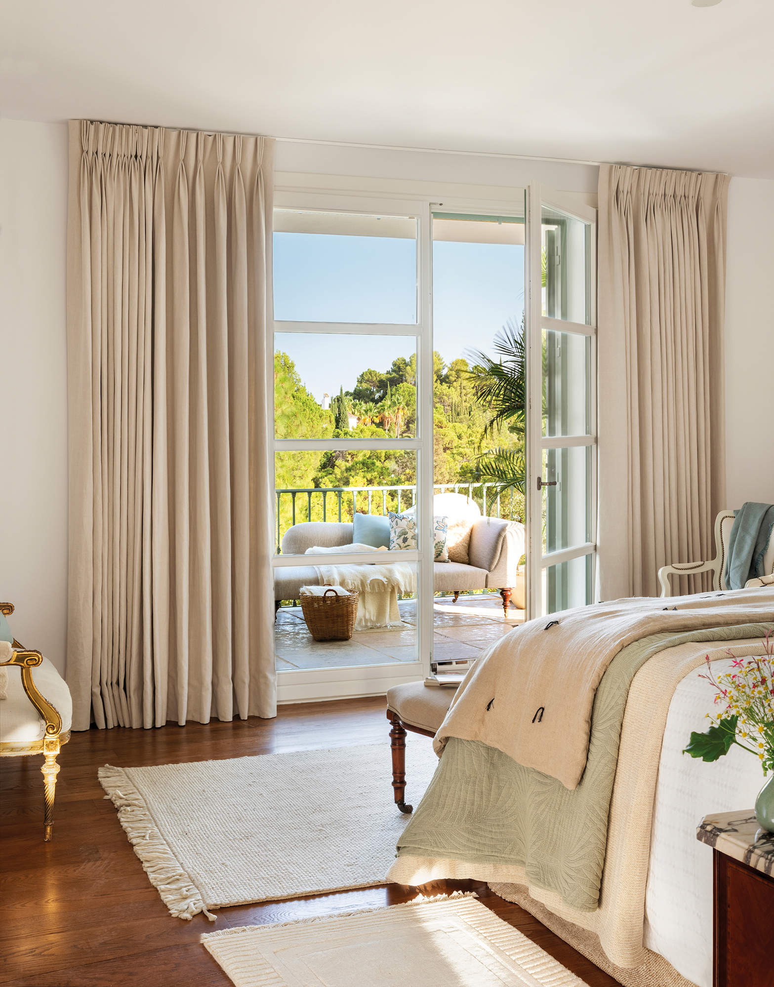 Dormitorio con cortinas opacas de coor beige. 