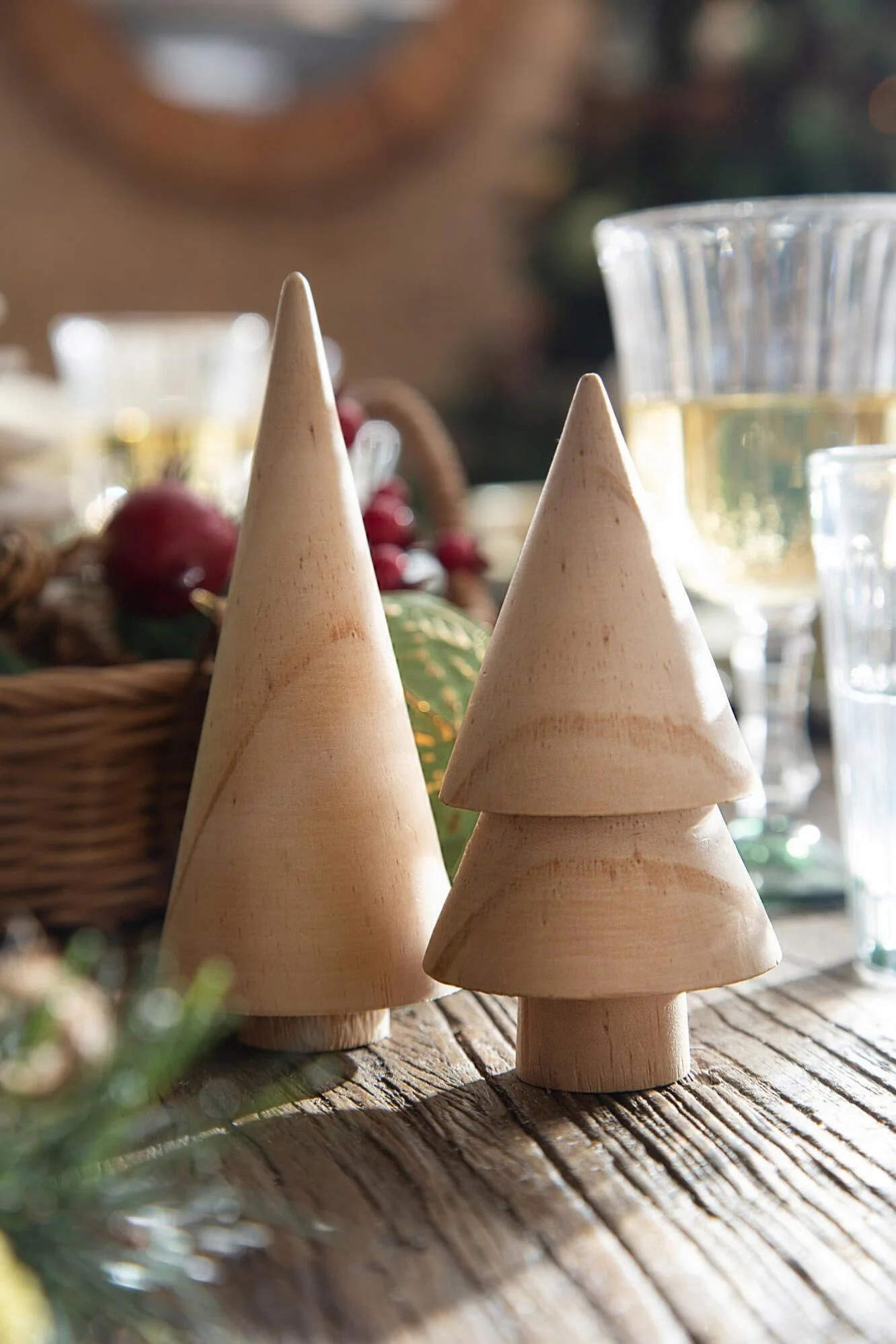 Figuras de madera con forma de árboles de Navidad.