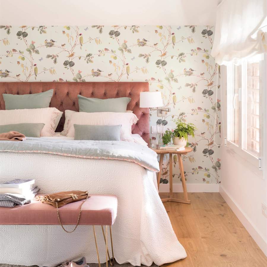 Dormitorio con papel pintado en pared cabecero