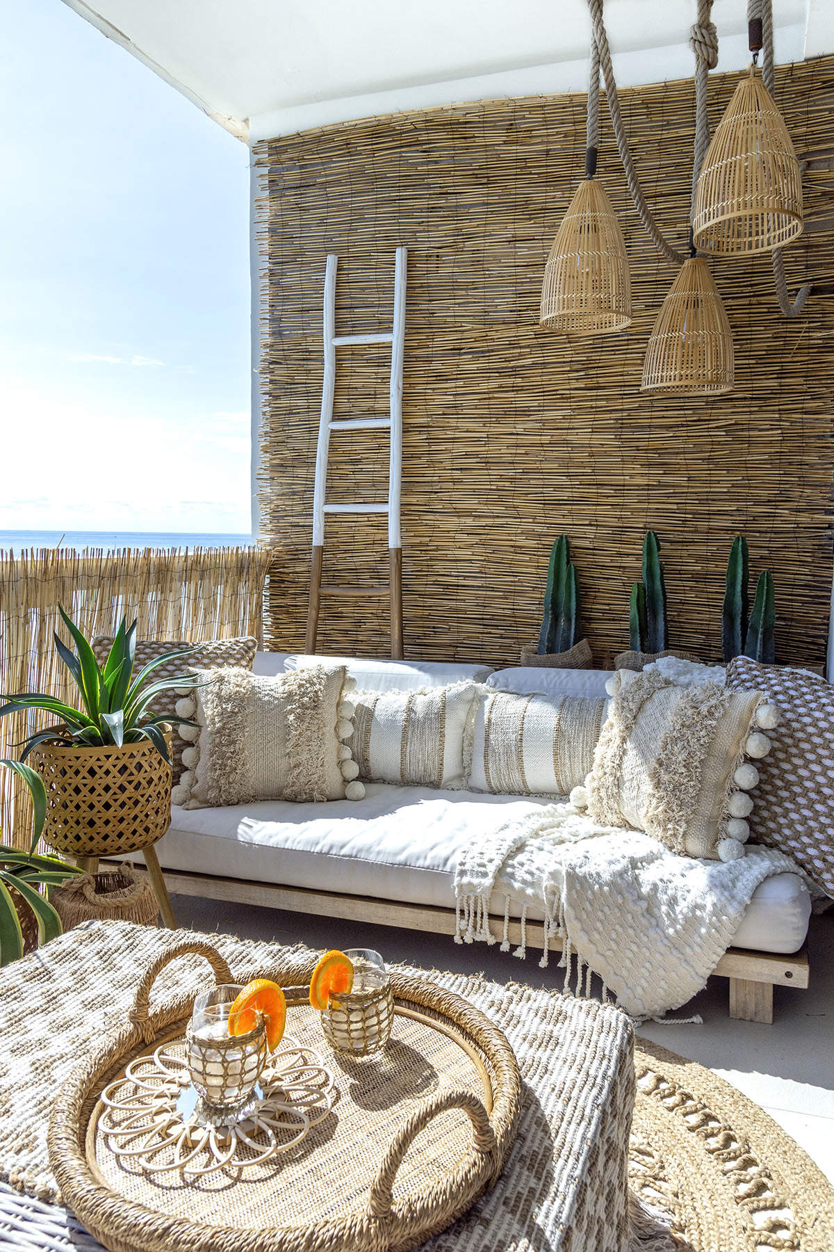 El balcón de la lectora Elena decorado como Ibiza