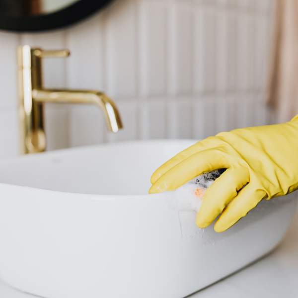 4 trucos infalibles para eliminar el sarro del inodoro y dejar el baño como nuevo