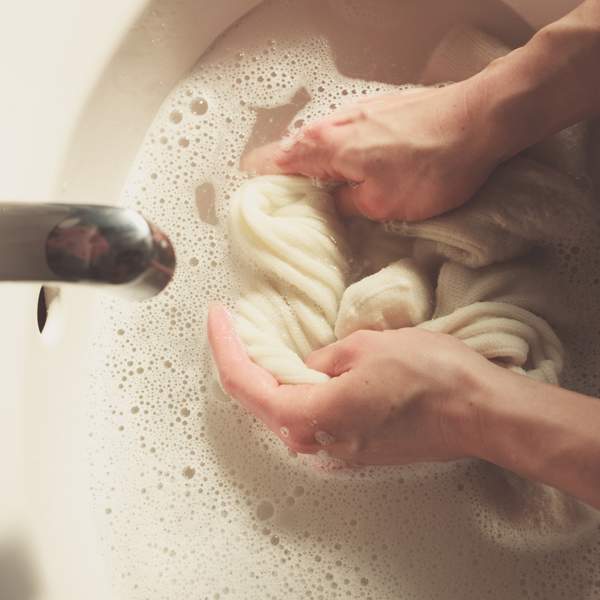 Si te manchas la ropa con desodorante y no tienes tiempo, este truco es rápido e infalible para deshacerte de ella