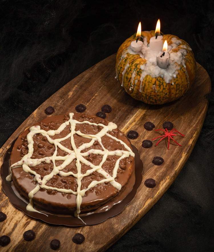 tarta de chocolate con decoracion de una telarana de chocola