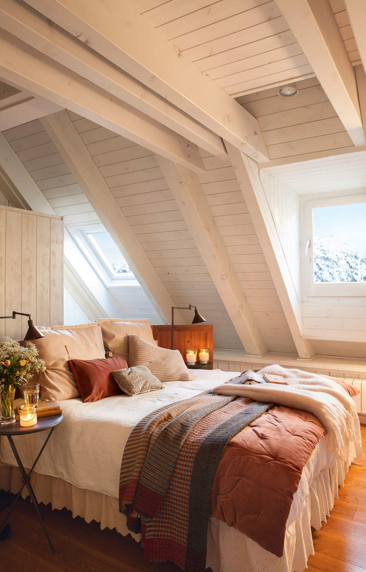 Dormitorio rústico en buhardilla con techo de madera en blanco