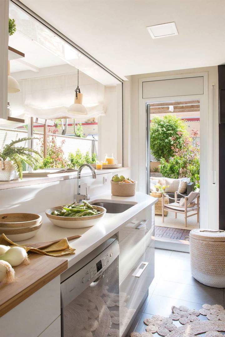Cómo decorar una cocina estrecha y te quede como en la revista El ...