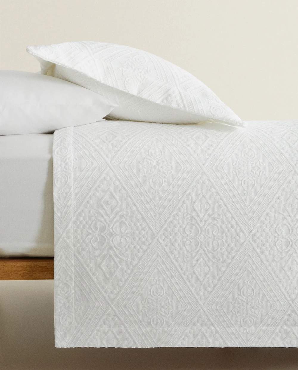 Colcha de algodón con dibujo geométrico de Zara Home