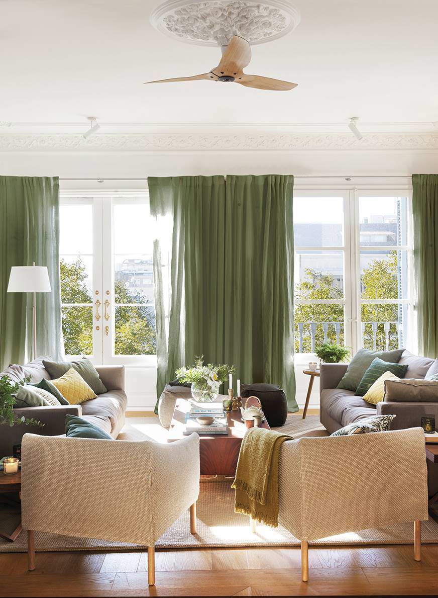 Salón con cortinas de color verde.