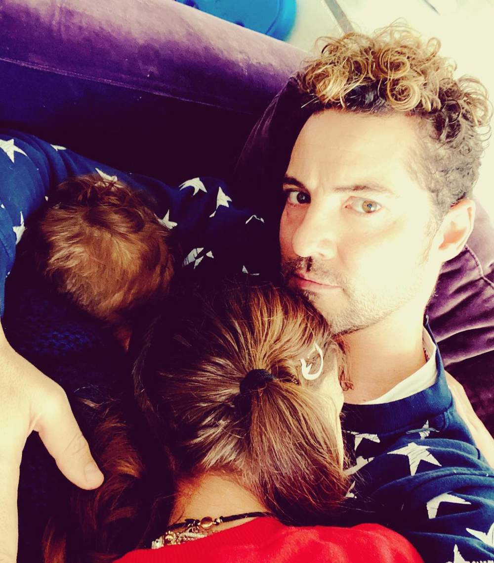 David Bisbal haciendo la siesta en el sofá con sus hijos 