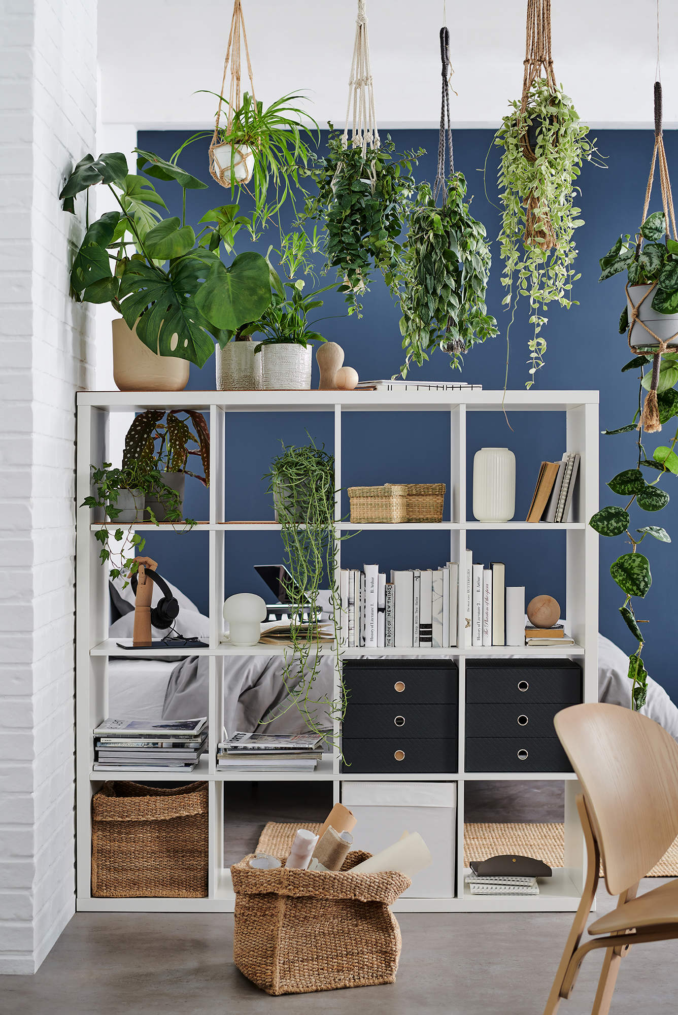 Estantería KALLAX de IKEA como separador de ambientes con el dormitorio detrás.