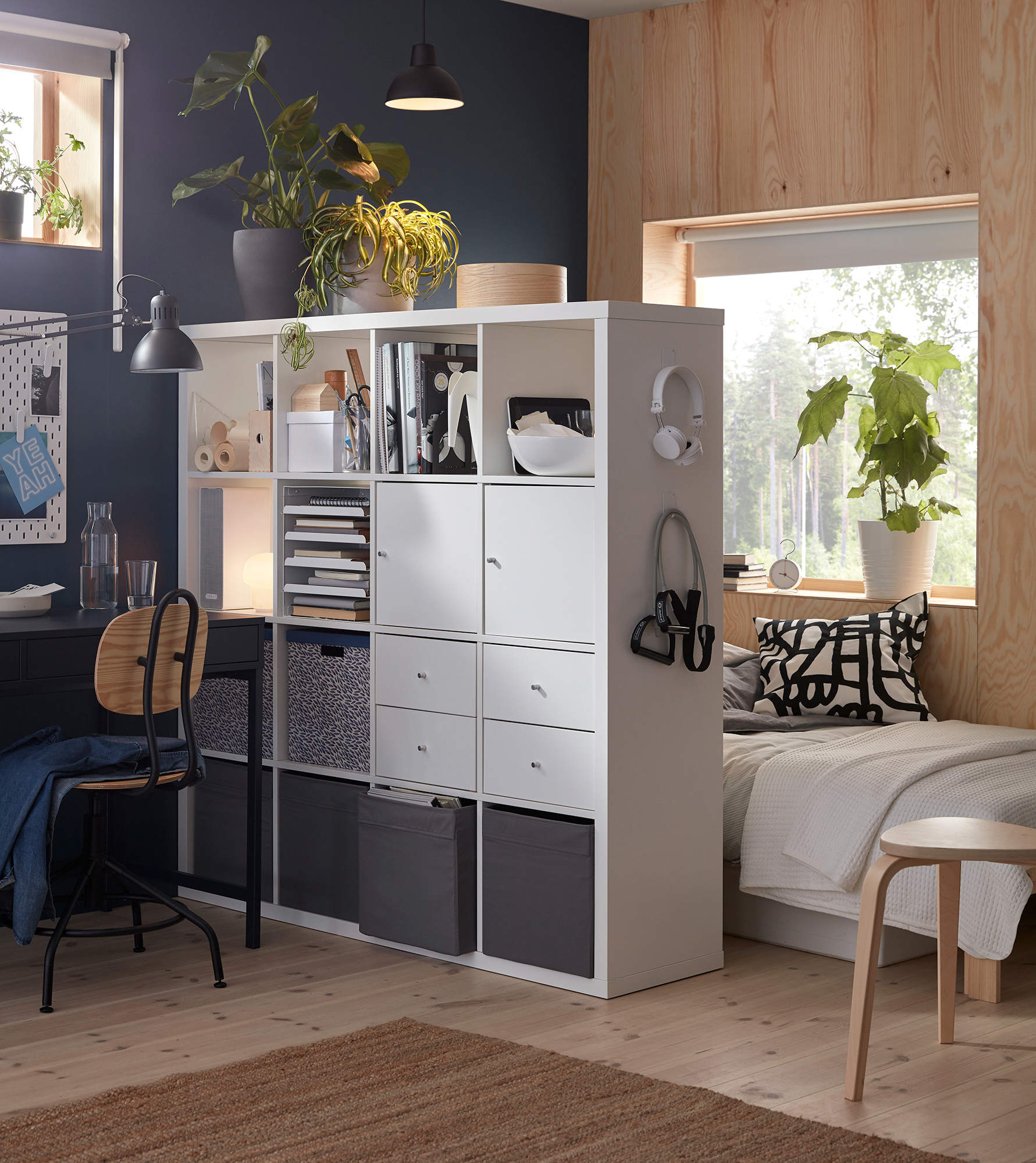 Estanteri´a KALLAX de IKEA como elemento separador de ambientes.