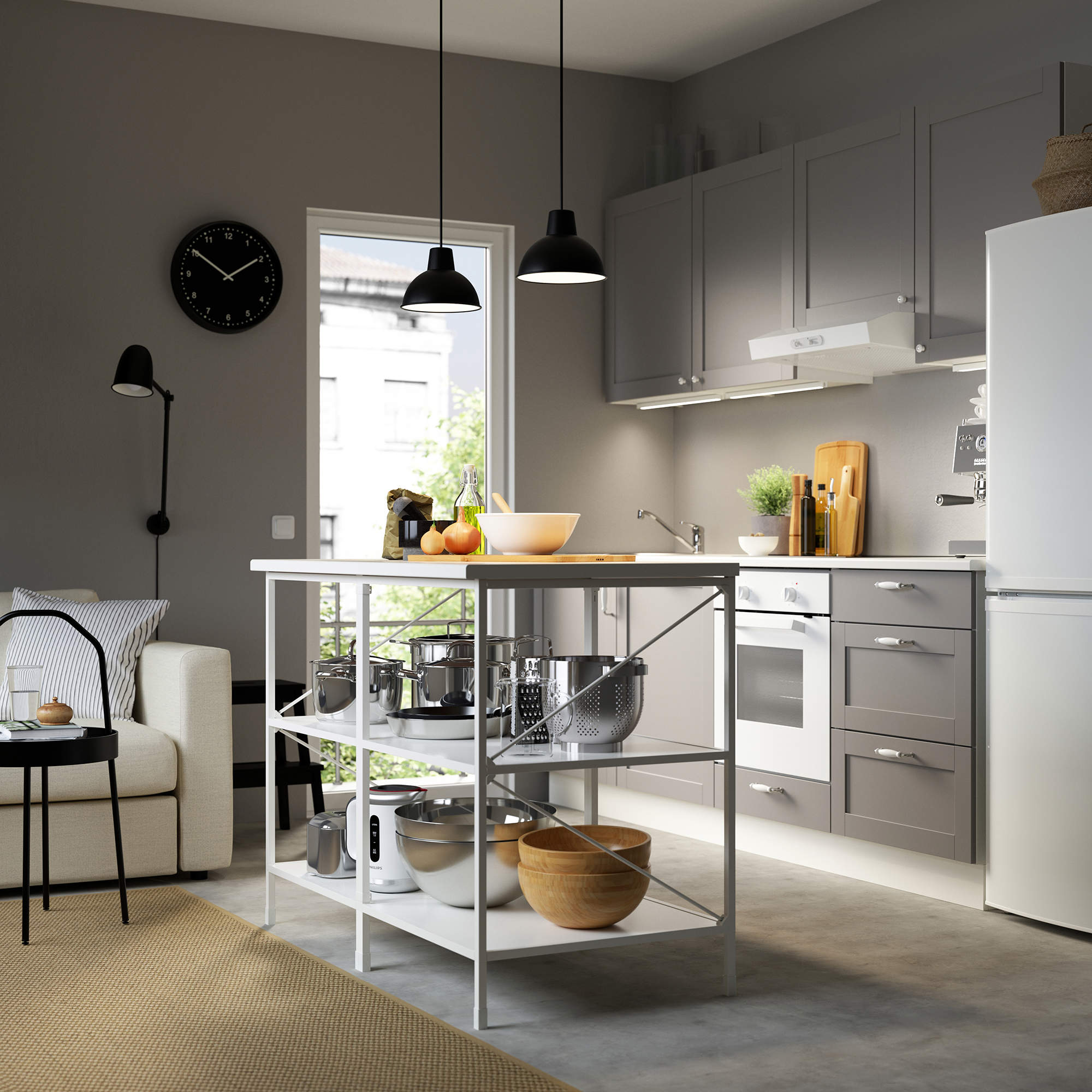Pequeña cocina abierta con muebles en gris y mueble auxiliar con estantes