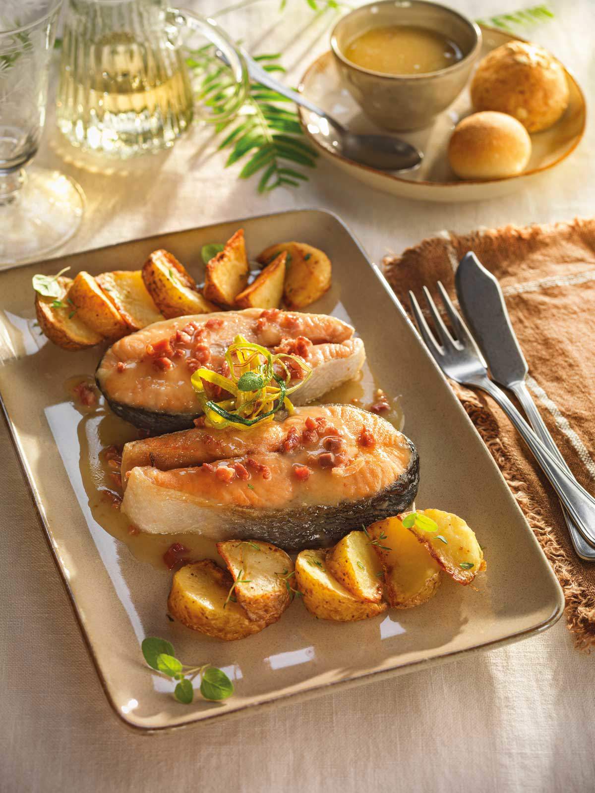 Recetas con salmón: salmón al horno con patatas.