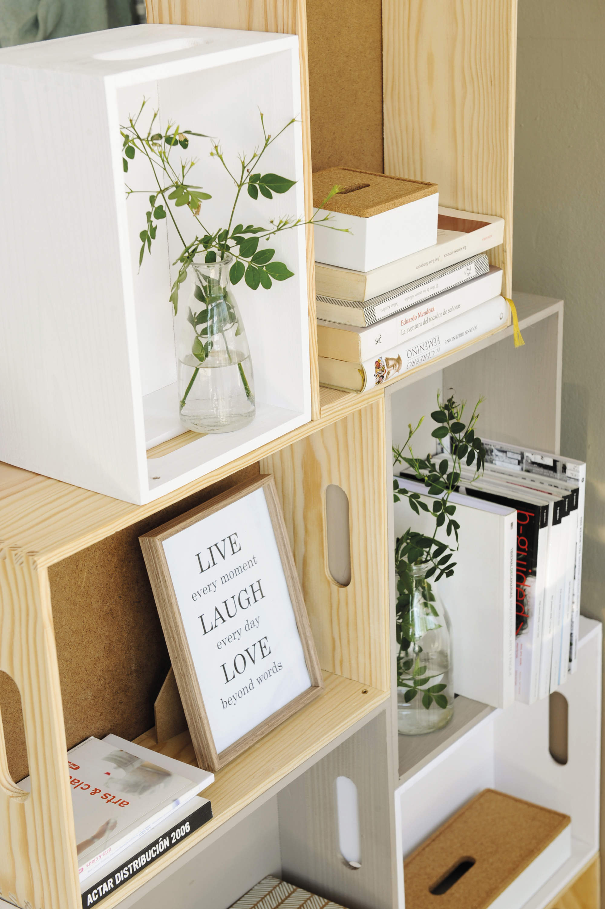 Libros en horizontal y vertical en una estantería.
