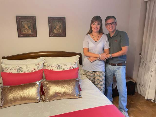 Gemma Gutiérrez y su marido en su dormitorio