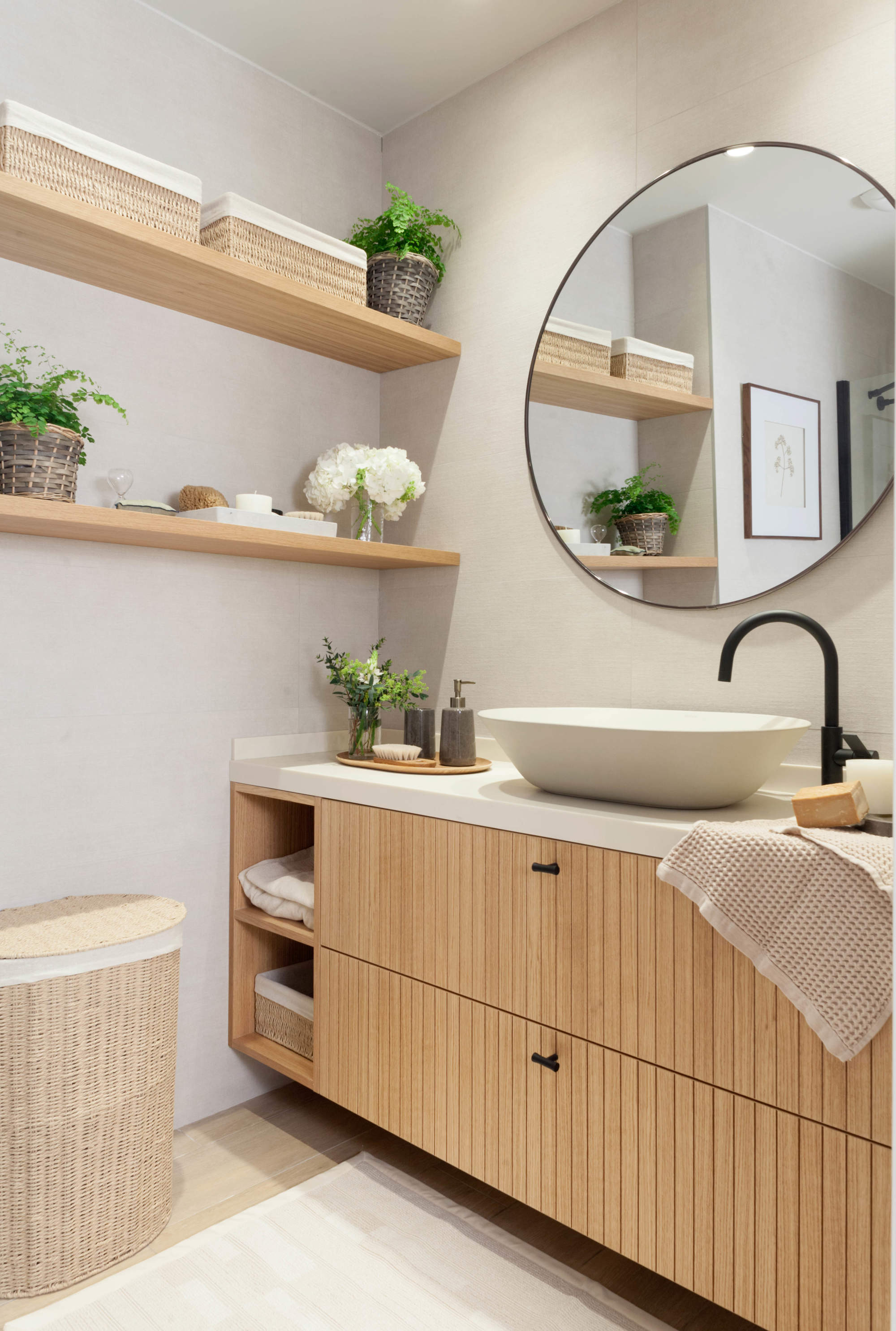 Mueble de madera con encimera blanca: un clásico perfecto para baños modernos.
