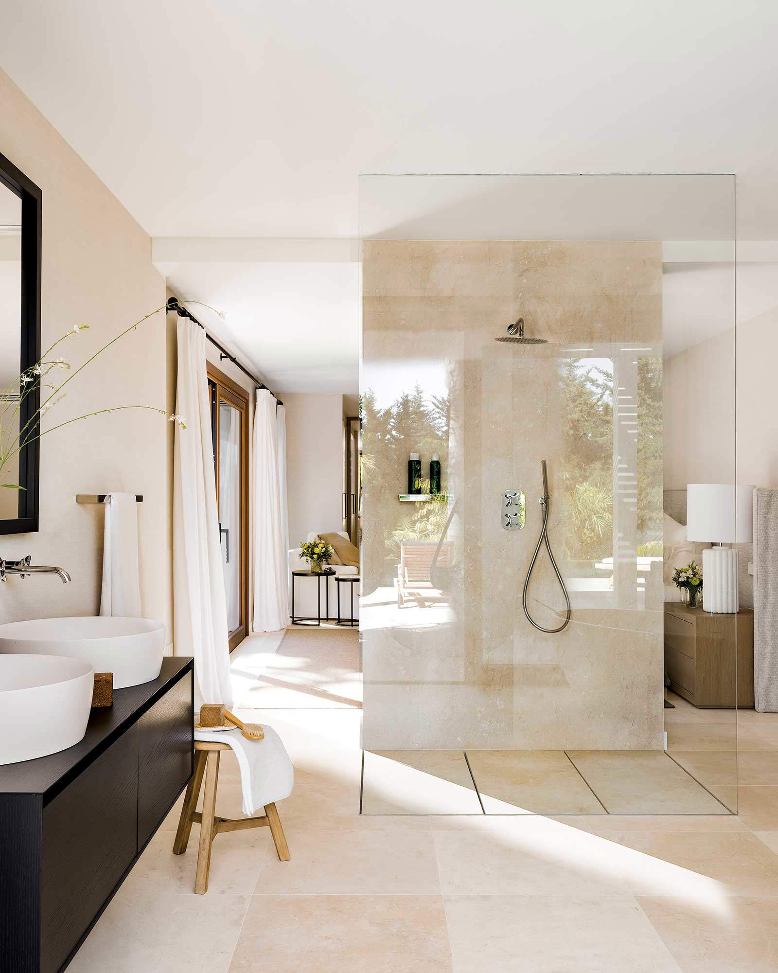 Baño moderno con gran ducha que separa ambientes.