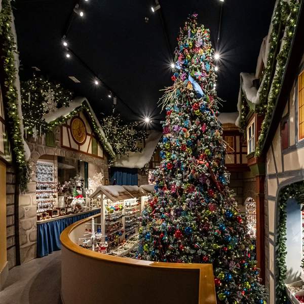 VÍDEO // Visitamos el paraíso de los amantes de la Navidad: esta es una de las tiendas de decoración navideña más grande de Europa