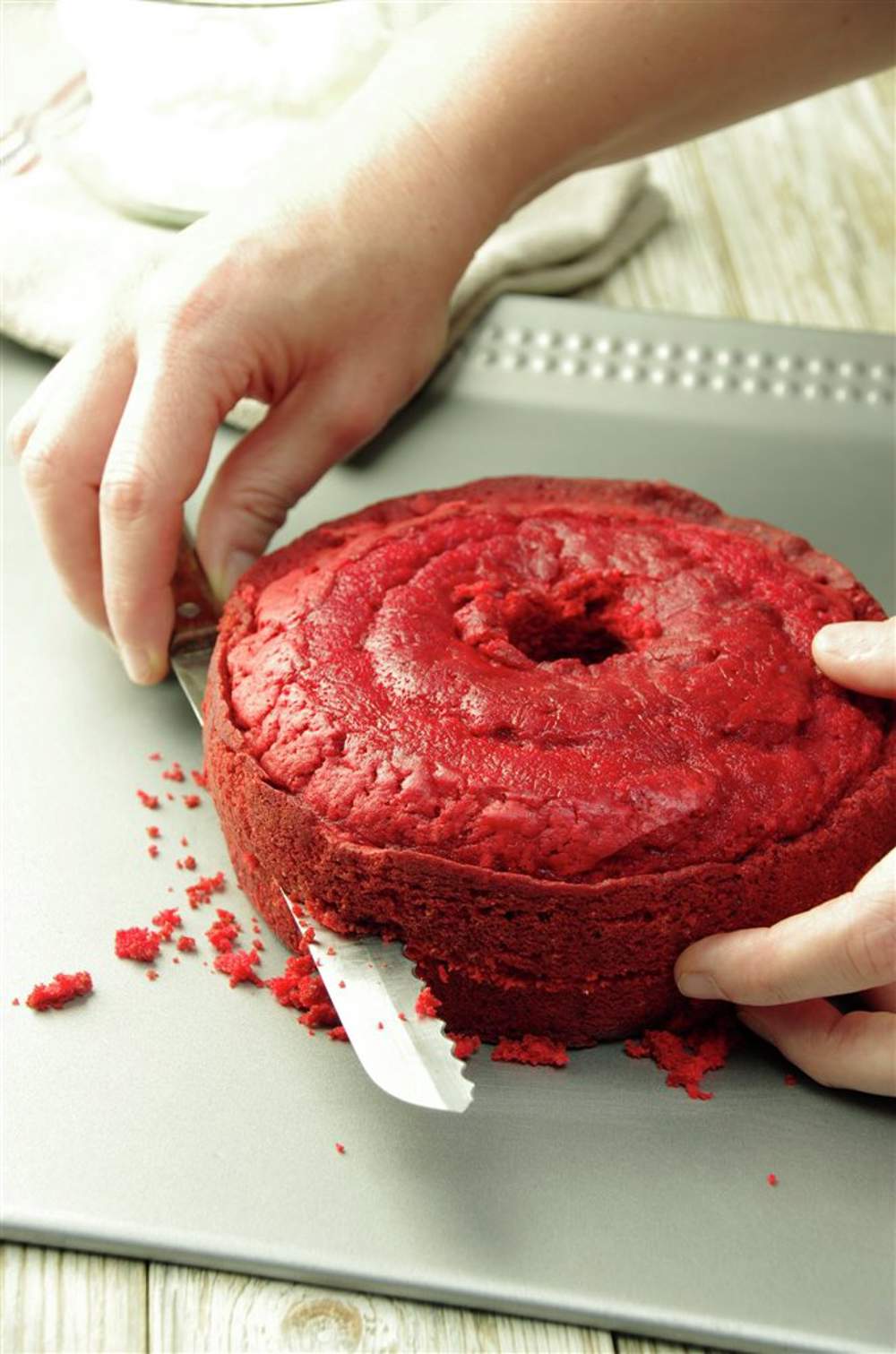 Paso a paso para realizar tarta red velvet con merengue y grosellas cortar el bizcocho en capas.
