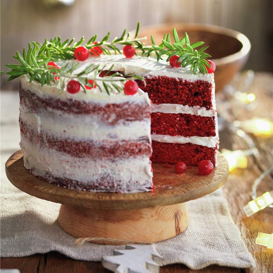 Receta fácil tarta red velvet con merengue y grosellas.