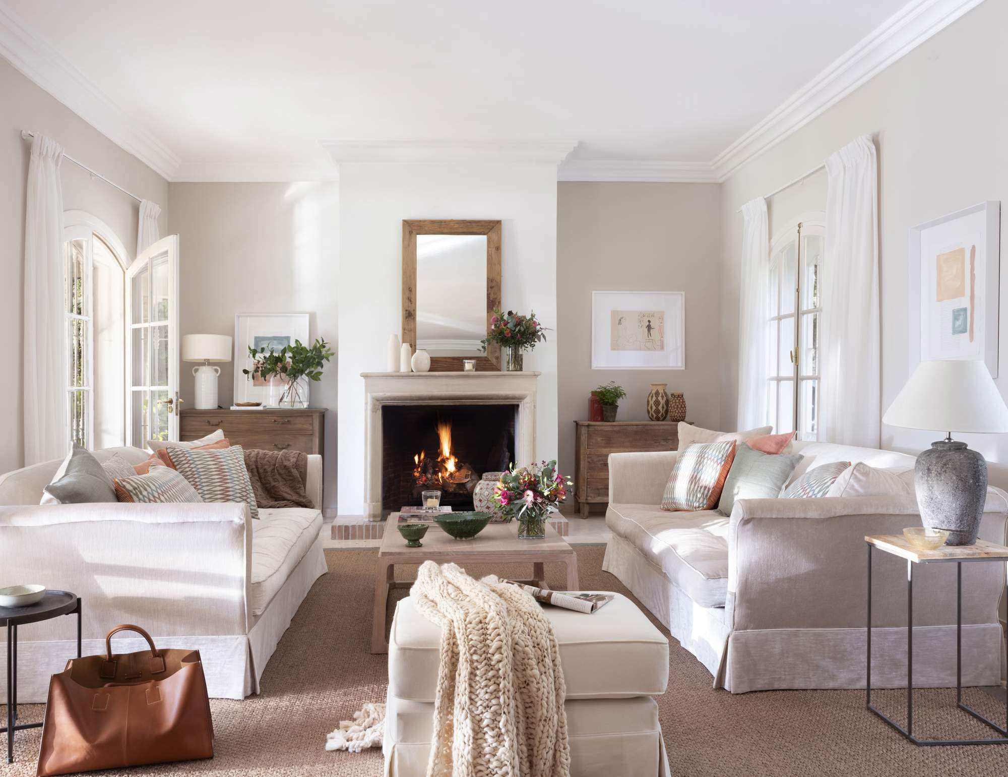 Salón con aire elegante, muebles clásicos de madera y alfombra de fibras naturales.