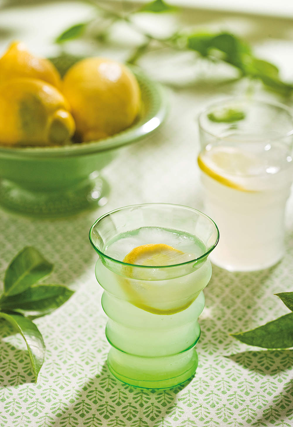 Detalle de vaso con zumo de limón