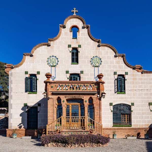 Las casas más raras a la venta en España: vivir en un palacete modernista del discípulo de Gaudí (con piscina y capilla privada)