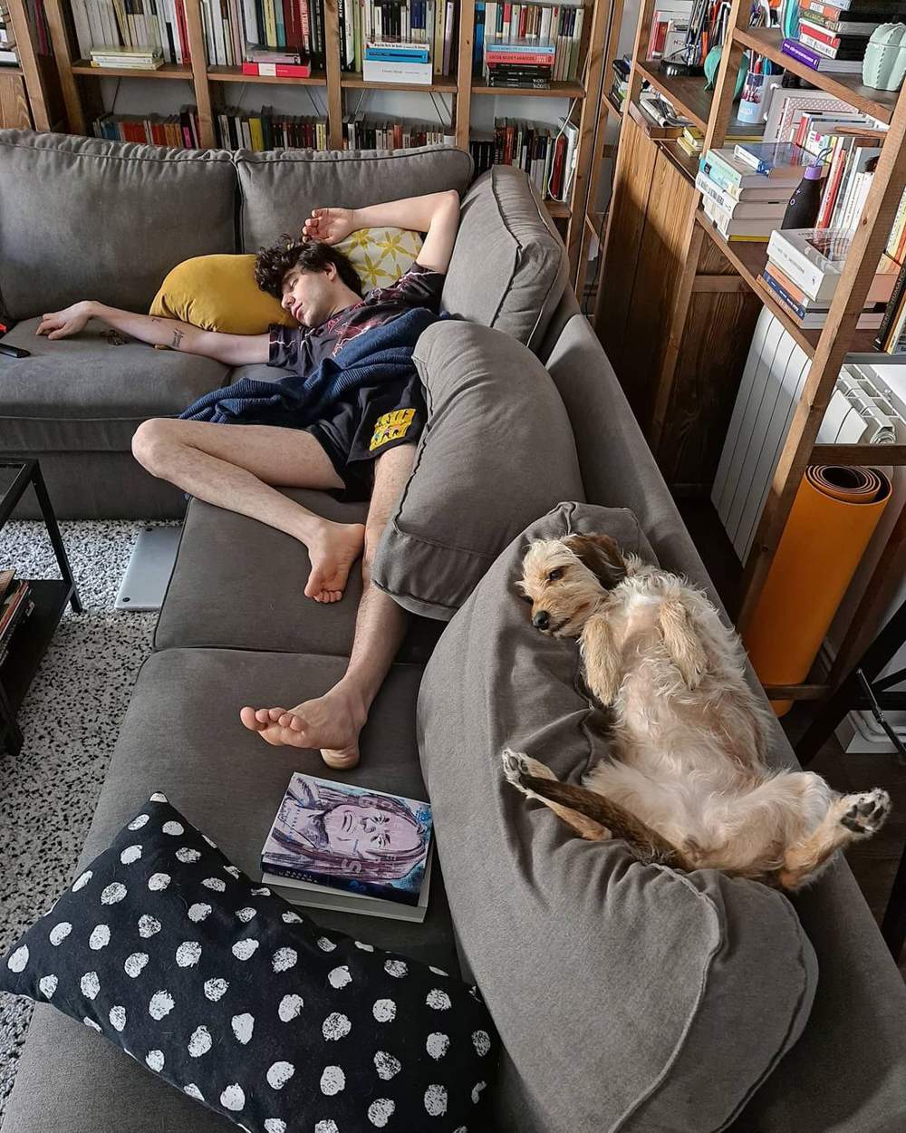 Javier Calvo durmiendo en el sofá de su casa