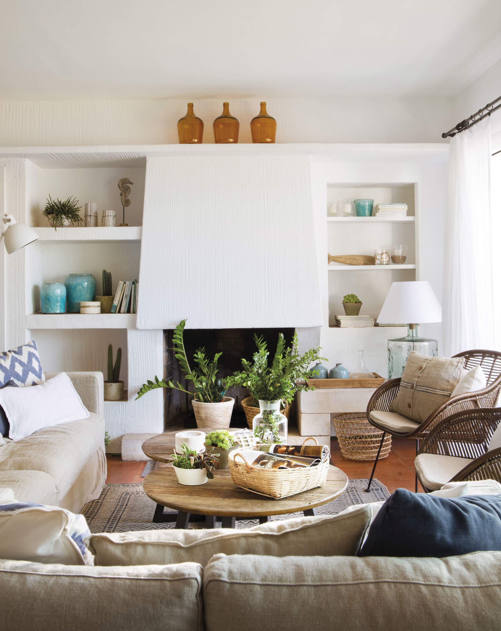 Salón con mueble de obra blanco, y sofá tapizado en lino.