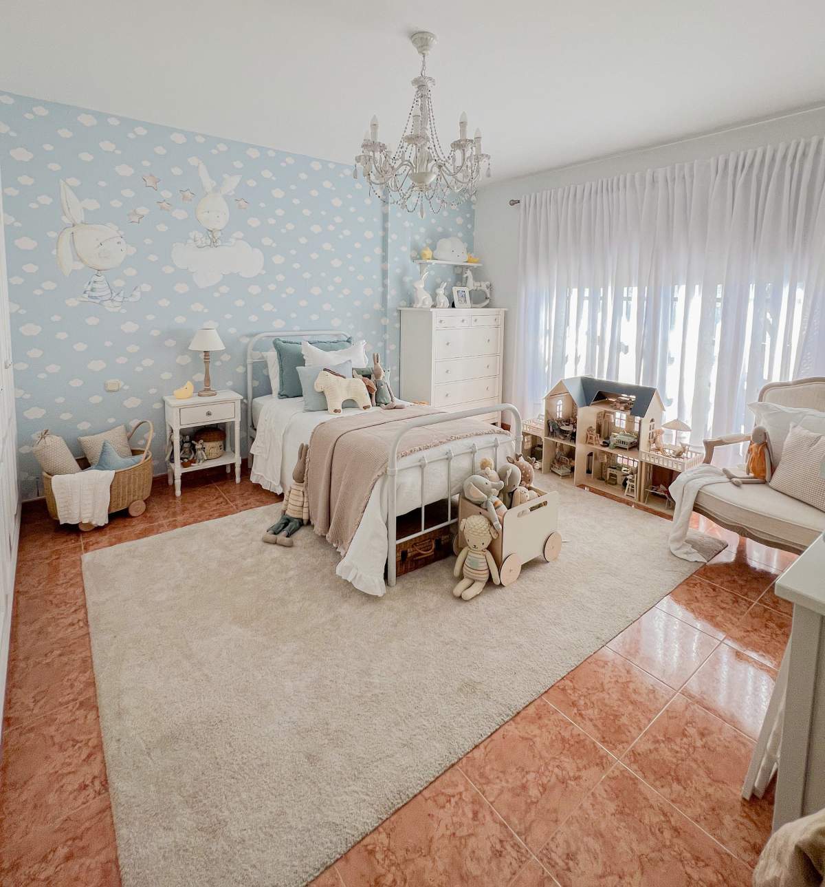 Dormitorio infantil en tonos blancos y azules.