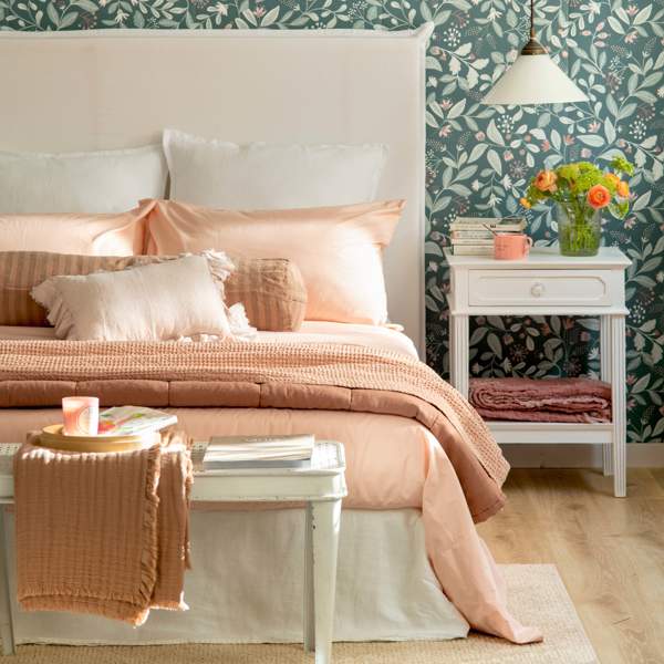 Dormitorio con papel pintado floral
