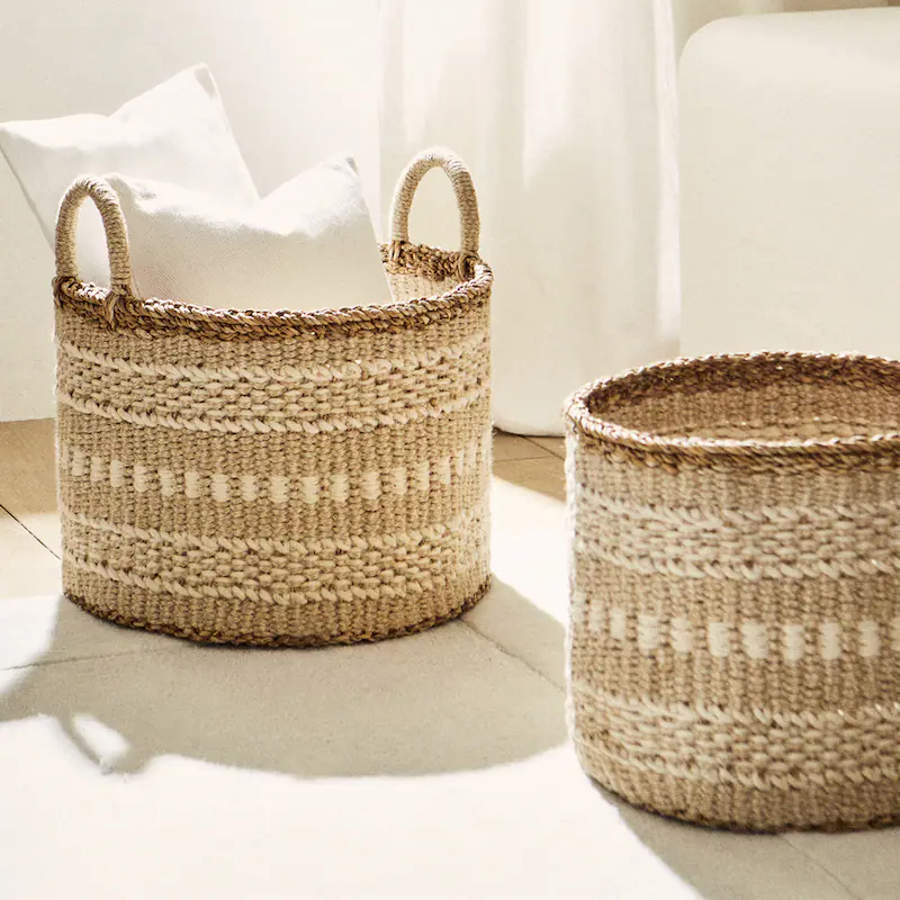 Mantén en orden las mantas del salón con una de estas cestas de Zara Home.