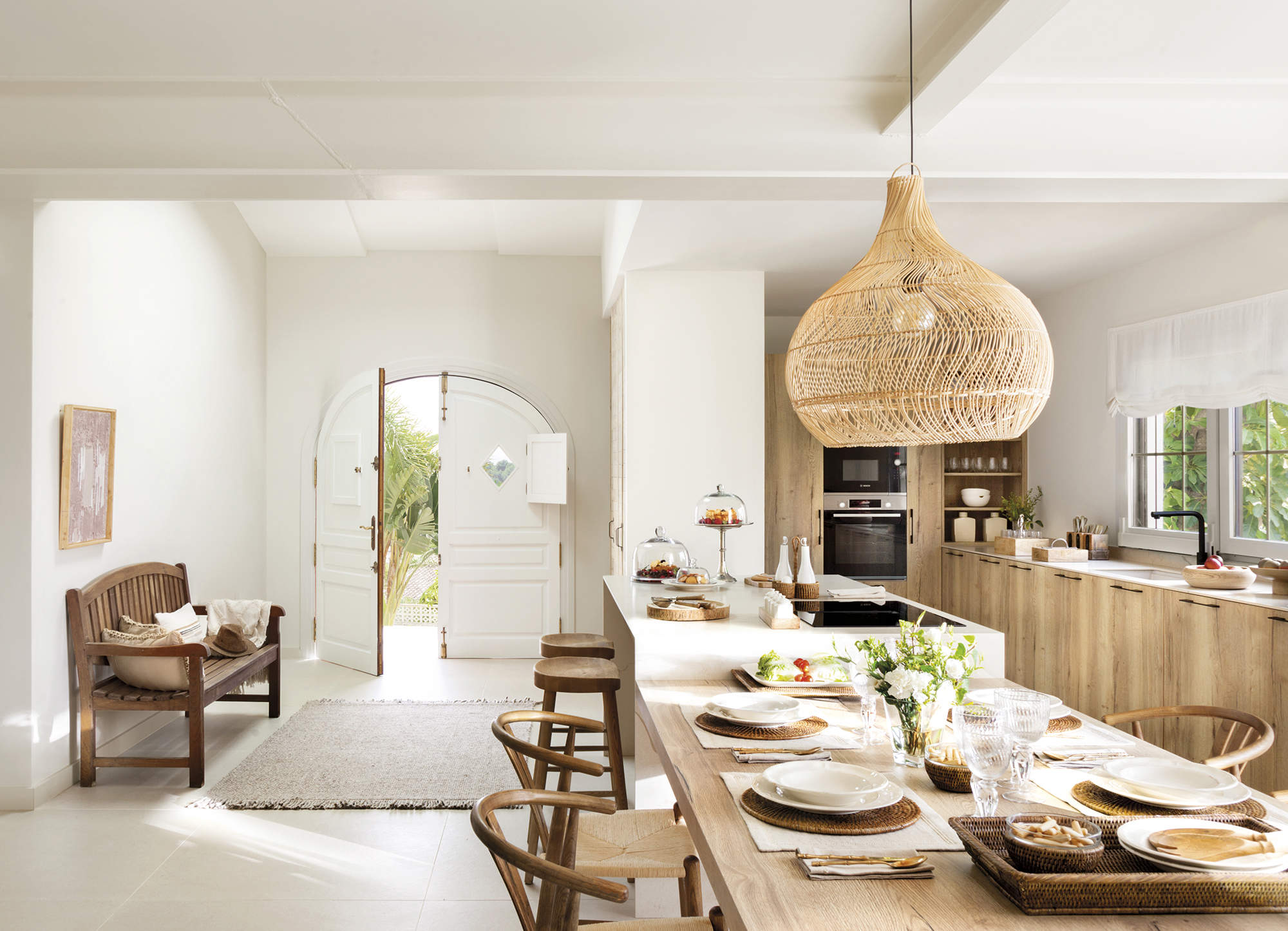 Cocina abierta con muebles de madera y mesa rústica MG 1731 1