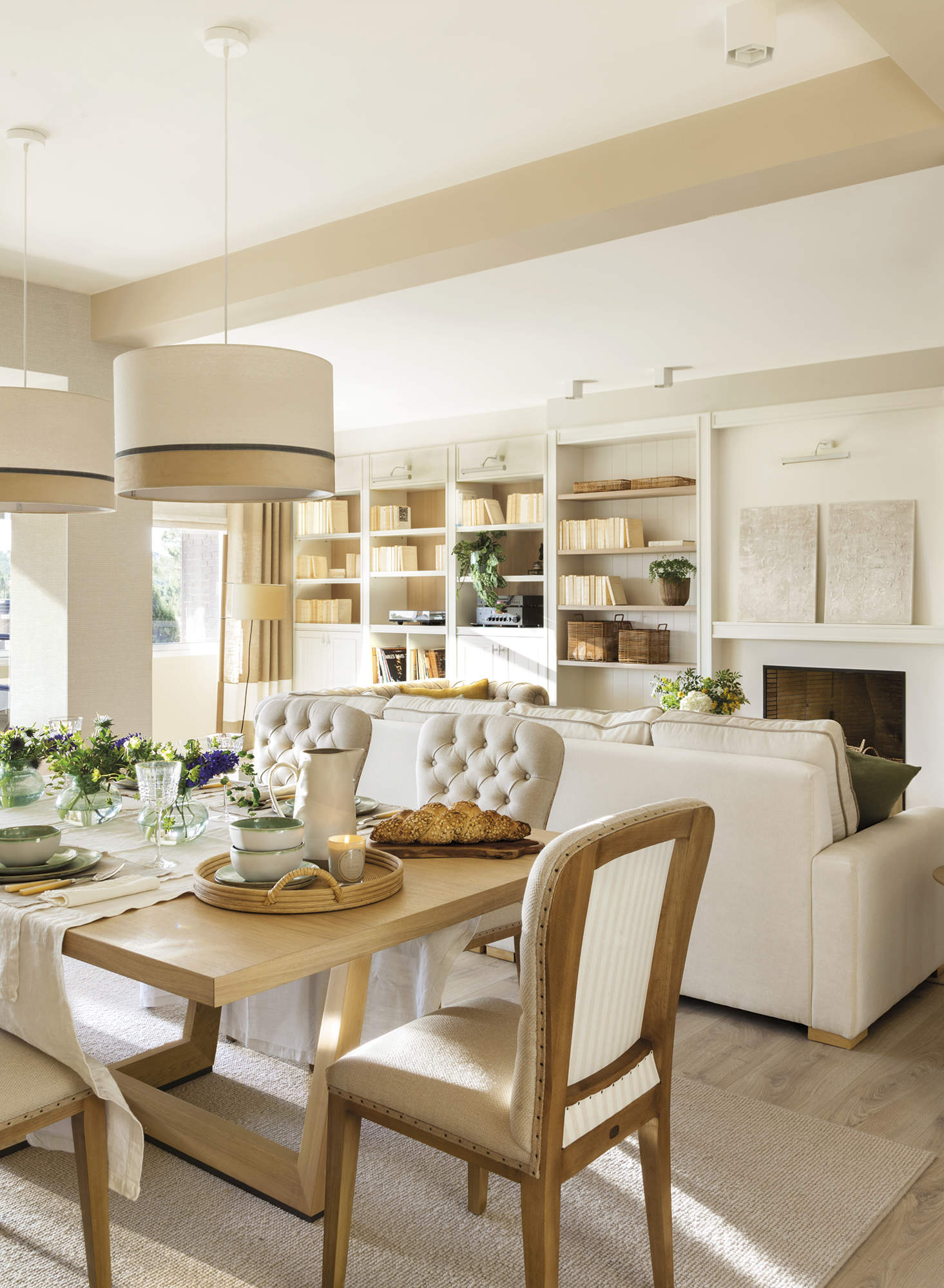 Un piso que tenía un salón estrecho y ha ganado amplitud y luz con ...